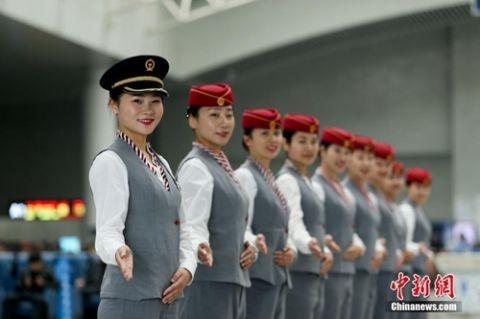 铁路乘务员进行业务技能培训 提升服务水平