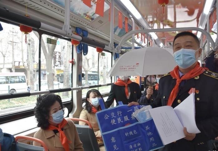 公交车厢里的学雷锋实践课